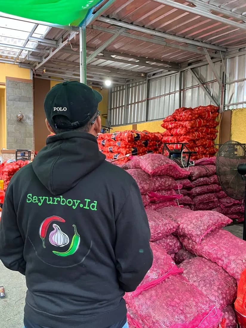Tim Sayurboy di area gudang dengan stok bawang